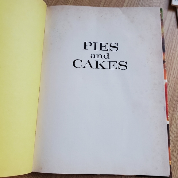 Better Homes and Gardens Pies and Cakes Cook Book Vintage - Picture 7 of 11